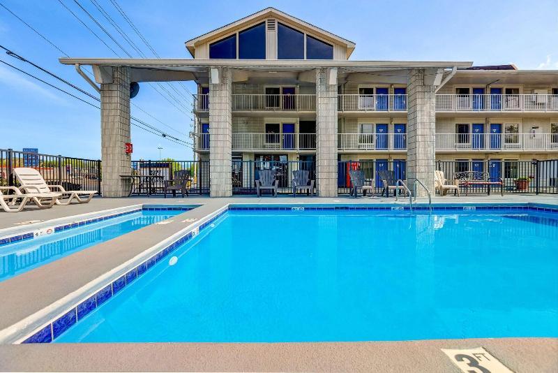 Seasonal outdoor pool at Briarstone Inn