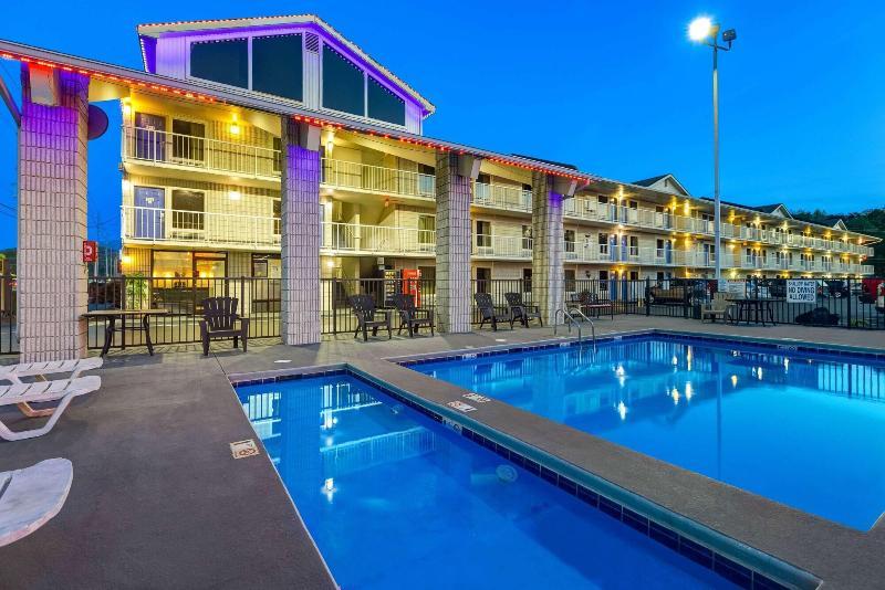 Outdoor pool and loungers at Briarstone Inn
